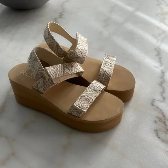 Roxy Women's Sandals with Cream Woven Straps NWT - Picture 1 of 6